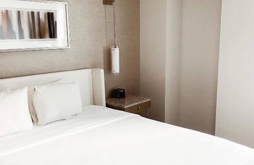 Near North Side Hotel | Ultimate Getaway! Pet-friendly Accommodation Closeto Navy Pier and 360 Chicago.