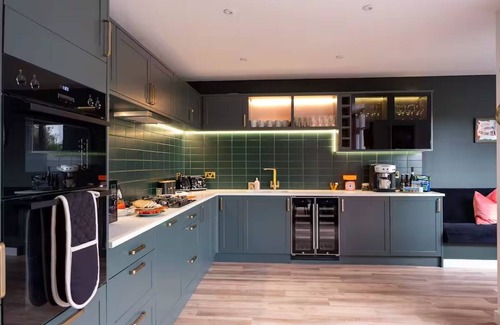Bournemouth City Centre House | Ultimate glam, vintage central pad. Spacious. Striking Cool 70s bar. Pool table.