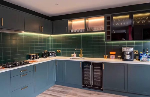 Bournemouth City Centre House | Ultimate glam, vintage central pad. Spacious. Striking Cool 70s bar. Pool table.