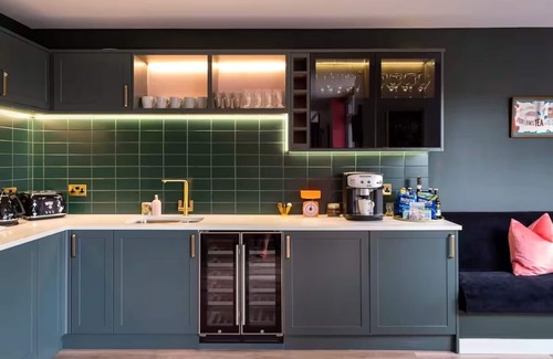 Bournemouth City Centre House | Ultimate glam, vintage central pad. Spacious. Striking Cool 70s bar. Pool table.