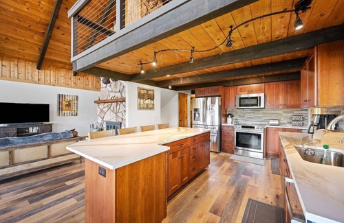 Coeur d'Alene House | Ultimate Laketown Retreat with Hot Tub!
