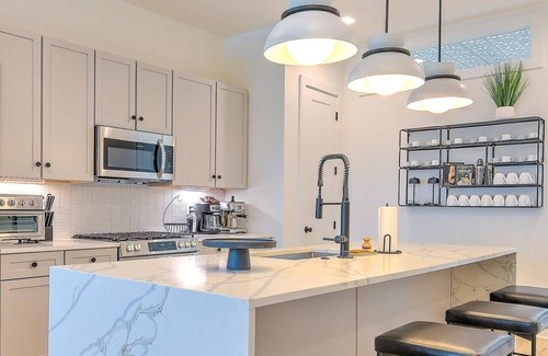 Katie Hill Neighborhood House | Ultimate Luxe | 13 Beds! Priv Hot Tub/Game Room!