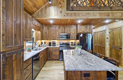 Mineral Bluff Cabin | Ultimate Luxury Cabin: HotTub, PoolTable, FirePit, ArcadeGames, Foosball,Swings