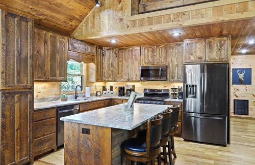 Mineral Bluff Cabin | Ultimate Luxury Cabin: HotTub, PoolTable, FirePit, ArcadeGames, Foosball,Swings