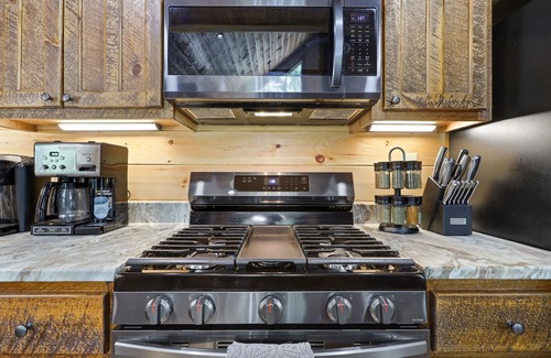 Mineral Bluff Cabin | Ultimate Luxury Cabin: HotTub, PoolTable, FirePit, ArcadeGames, Foosball,Swings