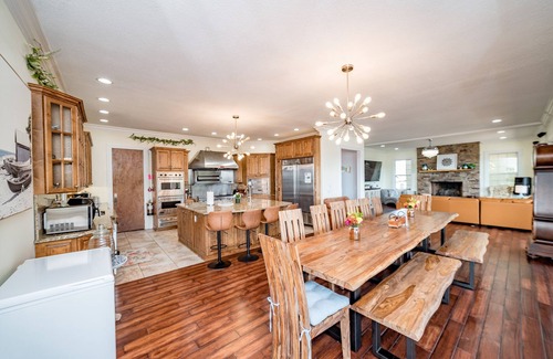 Dandridge House | Ultimate Luxury Lake Estate -Sleeps 22|dock|chef kitchen