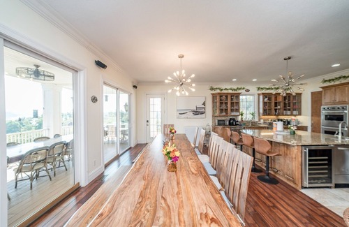 Dandridge House | Ultimate Luxury Lake Estate -Sleeps 22|dock|chef kitchen