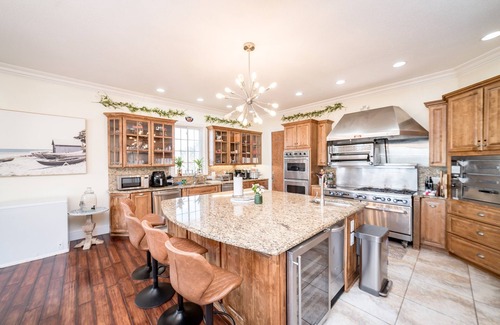 Dandridge House | Ultimate Luxury Lake Estate -Sleeps 22|dock|chef kitchen