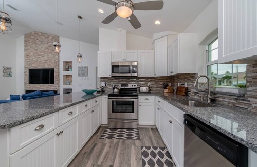 Broadmoor House | Ultimate Luxury: Spa/Pool/Outdoor Kitchen/Firepits