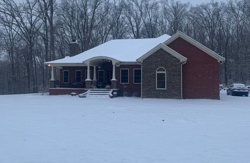 Lewisport House | Ultimate private 4 bedroom 3 full bathrooms right next to golf course with path