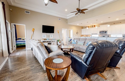 Crystal Beach House | Ultimate | Steps to Beach | Large Deck | Dog Haven