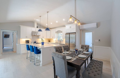 Lauderdale-by-the-Sea House | Ultimate Beach Escape Pool, Spa, Game Room & Walk to the Ocean, Shops & Food