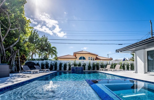 Lauderdale-by-the-Sea House | Ultimate Beach Escape Pool, Spa, Game Room & Walk to the Ocean, Shops & Food