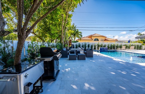Lauderdale-by-the-Sea House | Ultimate Beach Escape Pool, Spa, Game Room & Walk to the Ocean, Shops & Food