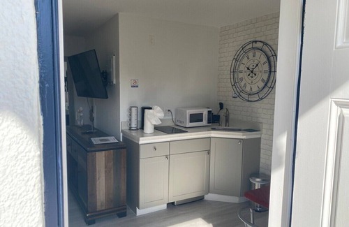 Lauderdale-by-the-Sea Apartment | Ultimate beach getaway at this renovated studio in the charming town of Lauderdale By The Sea