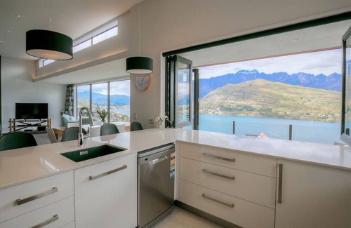 Queenstown House | Ultimate Views Hot Tub Luxury | Magnificent villa in esteemed Highview Terrace, Queenstown Hill