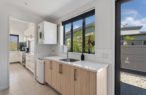 Queenstown House | Ultimate Views Hot Tub Luxury | Magnificent villa in esteemed Highview Terrace, Queenstown Hill