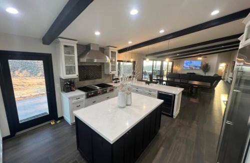 Temecula House | Ultimate Winery Getaway With Spa And Amazing Hilltop View