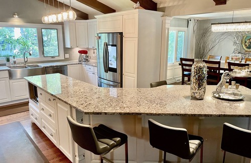 Plymouth House | ULTRA LUX House Equipped with Large Chef’s Kitchen