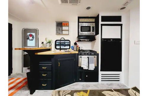 Tukwila House | Ultra lux tiny home w/hot tub, queen bed, nature.