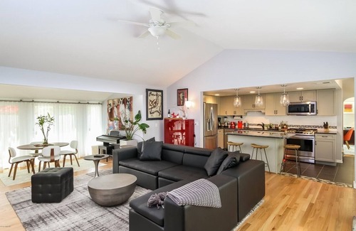 Saugatuck Villa | Ultra Lux Villa, Chic design, Hot Tub All Year Round, Minutes Walk From Downtown