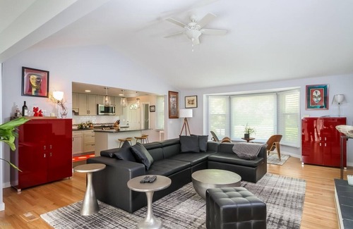 Saugatuck Villa | Ultra Lux Villa, Chic design, Hot Tub All Year Round, Minutes Walk From Downtown