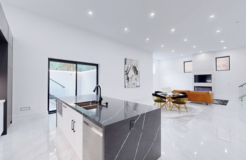 Fisherville House | Ultra Luxurious & Modern Minimalist Suite