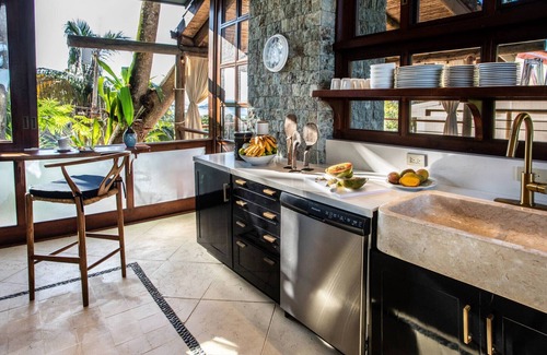 Manuel Antonio Villa | Ultra Luxury Balinese Style. Walking Distance From Beach. Private Pool.