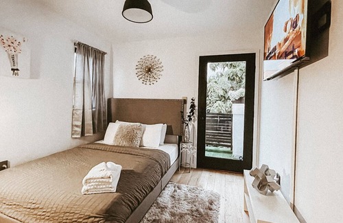 Brewerytown House | Ultra Modern | 3BR + Pool Table | Patio & Balcony