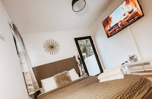 Brewerytown House | Ultra Modern | 3BR + Pool Table | Patio & Balcony