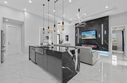 Mariner House | Ultra Modern Home w Heated Salt water Pool pet friendly