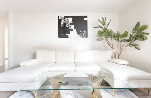 White Plains House | Ultra-Modern Luxe Sleek & Stunning Stay