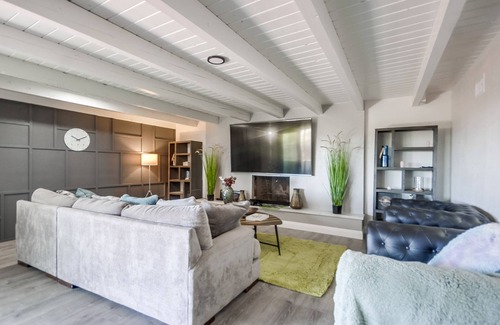 Valencia Park House | Ultra Modern & Luxurious 3 BR Home with Outdoor Yard and Games