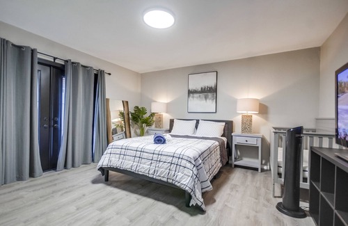 Valencia Park House | Ultra Modern & Luxurious 3 BR Home with Outdoor Yard and Games