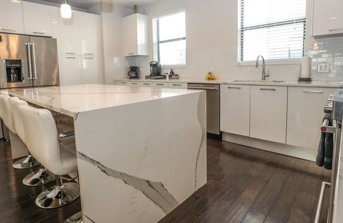 Carver City - Lincoln Gardens House | Ultra Modern Pool Home w/ Rooftop Private HOTTUB BBQ Grills Ray James Stadium