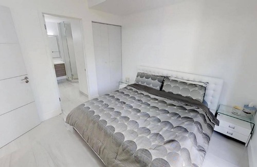 Bay Harbor Islands House | Ultra Modern Luxurious Townhome few minutes walk to the beach long term .