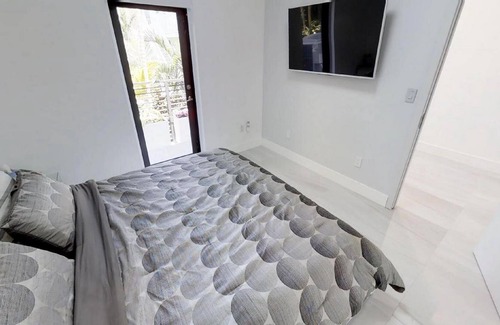 Bay Harbor Islands House | Ultra Modern Luxurious Townhome few minutes walk to the beach long term .