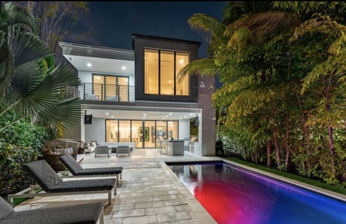 Beverly Heights Villa | Ultra Modern Waterfront Oasis with Infinity Pool, steps from Las Olas Blvd