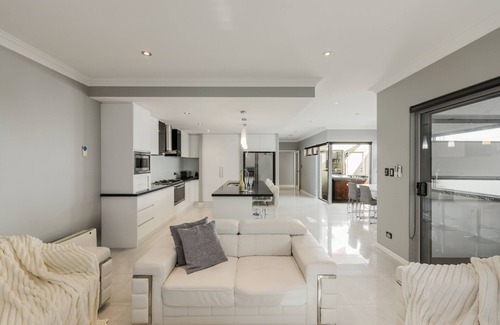 Beaconsfield House | ULTRA STYLISH FREMANTLE AREA WALK TO THE BEACH