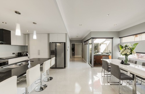 Beaconsfield House | ULTRA STYLISH FREMANTLE AREA WALK TO THE BEACH