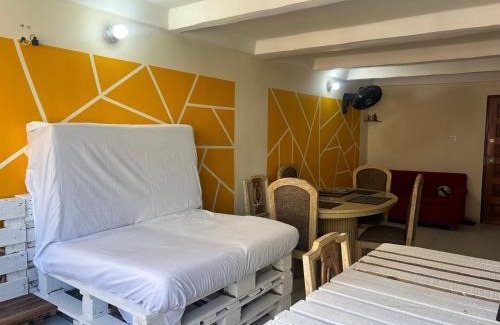 Santa Maria House | Umweltfreundliches Gemütliches Etagenbett Zimmer mit Privatem Bad Nähe Flughafen