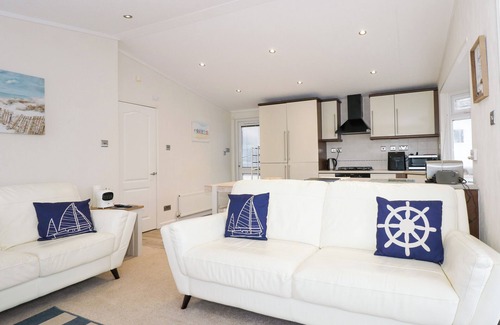 Mynytho Cottage | UN DIWRNOD (ONE DAY) THE WARREN T22, pet friendly in Abersoch