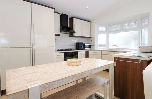 Mynytho Cottage | UN DIWRNOD (ONE DAY) THE WARREN T22, pet friendly in Abersoch
