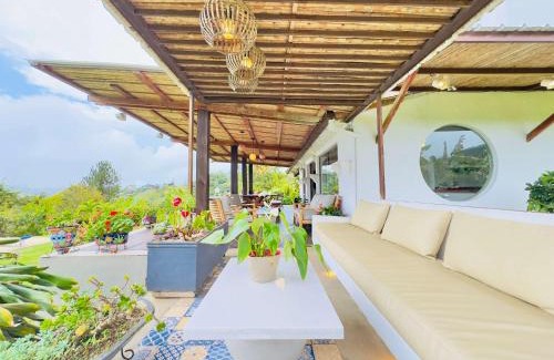 Calima Villa | Un Pedacito de Santorini en el Lago Calima