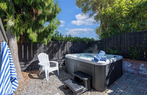 Taupo House | Unbeatable Location - 8 Bedrooms, Spa, 50m to lake!