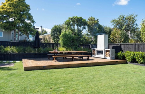 Taupo House | Unbeatable Location - 8 Bedrooms, Spa, 50m to lake!