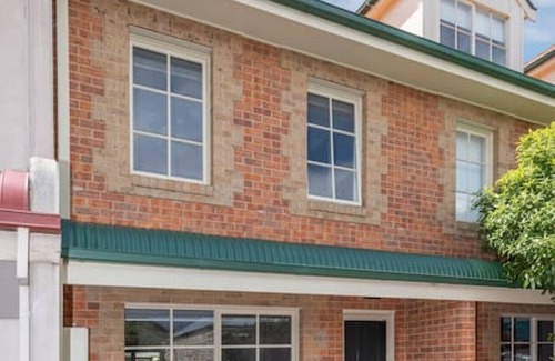 Brunswick House | Unbeatable Location: Ideal for groups & families.