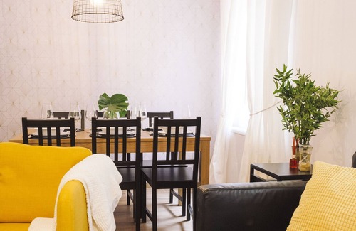 Embajadores Apartment | ✴Unbeatable location✴ Stunning elegant Apt- AC🍒TV🍒Nespresso