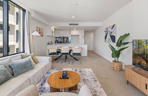 South Brisbane Apartment | Unbeatable River & CBD Views Pool/2Car/Prime Spot