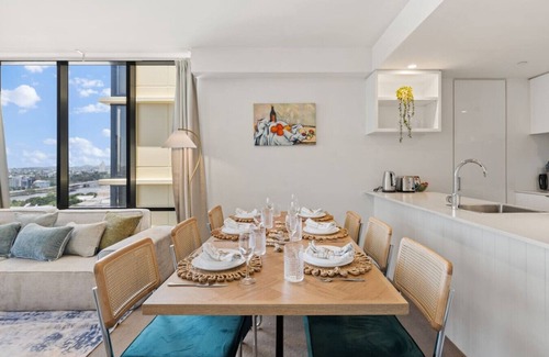 South Brisbane Apartment | Unbeatable River & CBD Views Pool/2Car/Prime Spot